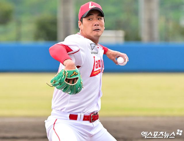 SSG 랜더스 선발투수 김광현이 지난 24일 일본 오키나와 고친다 구장에서 진행된 스프링캠프 훈련에서 라이브 피칭에 임하고 있다. 일본 오키나와, 김한준 기자