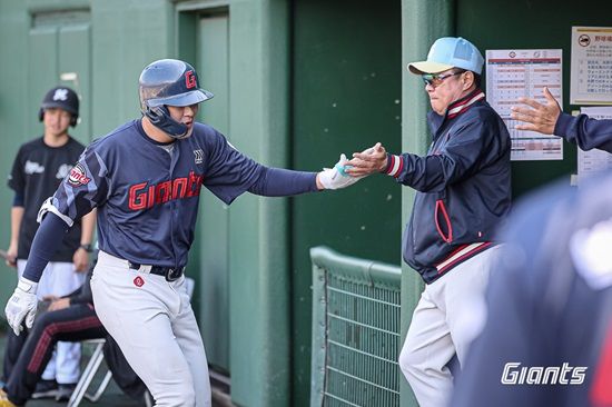 롯데 자이언츠 내야수 나승엽이 28일 지바롯데와 교류전에 5번 타자 1루수로 선발 출전해 5회 초 동점 솔로 홈런을 때렸다. 롯데 자이언츠