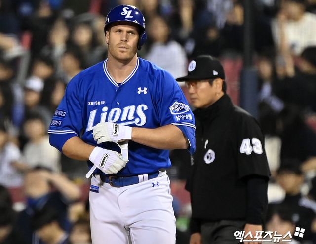 1일 오후 서울 송파구 잠실야구장에서 열린 '2024 신한 SOL Bank KBO리그' 삼성 라이온즈와 두산 베어스의 경기, 6회초 무사 1루 삼성 맥키넌이 우전안타를 날린 후 타임을 요청하고 있다. 엑스포츠뉴스 DB