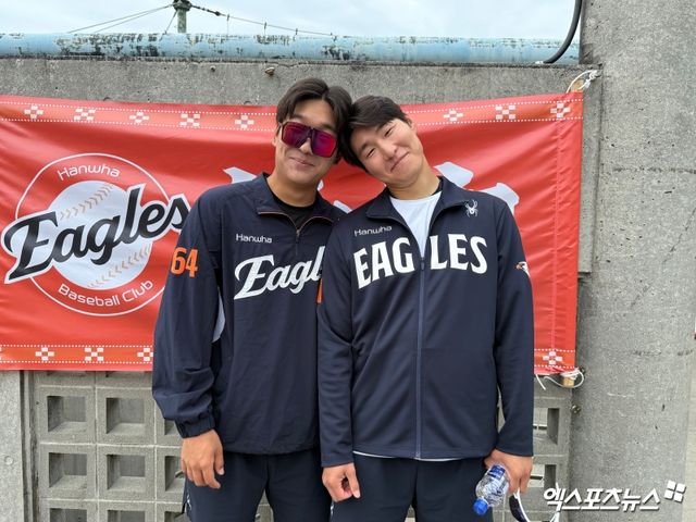 26일 일본 오키나와 고친다구장에서 열린 한화 이글스와 KT 위즈의 연습경기, 경기 전 인터뷰를 마친 신인 권민규와 박부성이 포즈를 취하고 있다. 엑스포츠뉴스DB