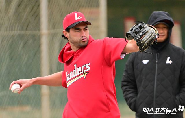 SSG 랜더스 선발투수 미치 화이트가 일본 오키나와 스프링캠프에서 훈련에 임하고 있다. 화이트는 햄스트링 부상으로 28일 조기 귀국하게 됐다. 일본 오키나와, 김한준 기자​