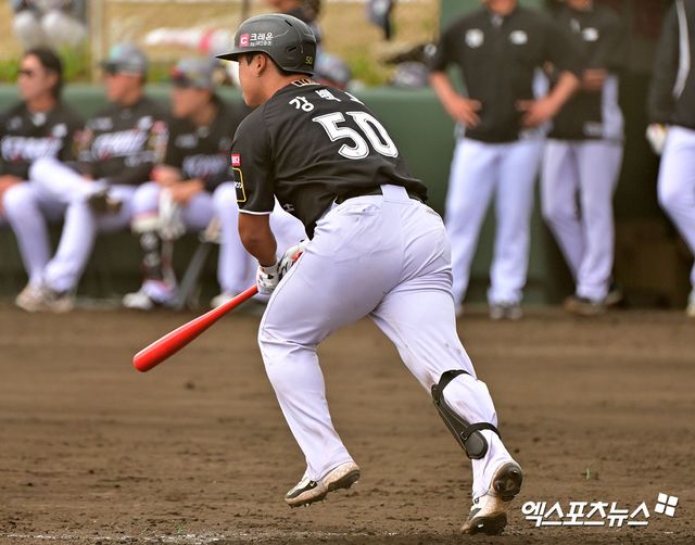 ​KT 위즈 강백호가 28일 일본 오키나와 구시가와 구장에서 열린 스프링캠프 연습경기 SSG 랜더스전에서 타격하고 있다. 일본 오키나와, 김한준 기자