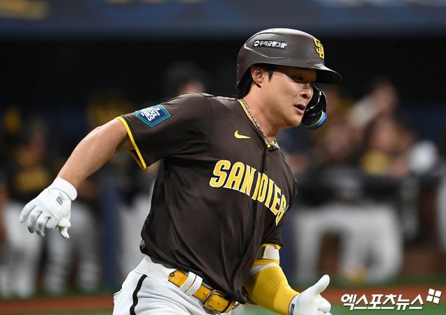 탬파베이 내야수 김하성은 비시즌 2년 2900만 달러 규모 계약을 체결하며 탬파베이로 이적했다. 그는 팀 내 최고 연봉자로 다가올 2025시즌 많은 기대를 받고 있다. 엑스포츠뉴스 DB