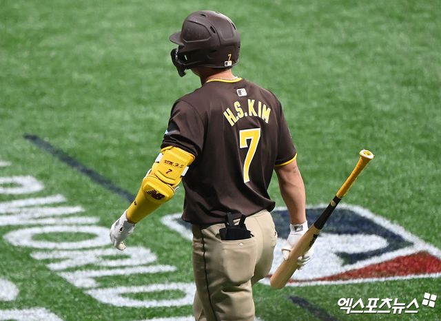 21일 오후 서울 구로구 고척스카이돔에서 열리는 '메이저리그(MLB) 월드투어 서울시리즈 2024' LA 다저스와 샌디에이고 파드리스의 경기, 7회초 1사 만루 샌디에이고 김하성이 파울플라이로 아웃된 후 더그아웃으로 향하고 있다. 엑스포츠뉴스DB