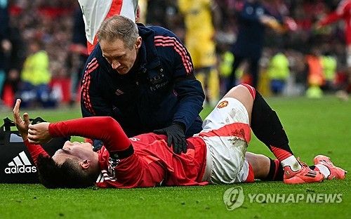 맨유가 3일(한국시간) 영국 맨체스터에 있는 올드 트래포드에서열린 크리스탈 팰리스와의 2024-2025시즌 프리미어리그 24라운드 원정 경기에서 0-2로 패했다. 핵심 센터백 리산드로 마르티네스가 눈물을 보이며 이탈했다. 연합뉴스