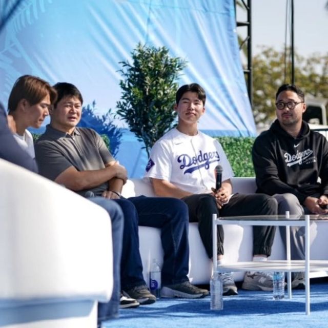 LA 다저스는 '다저스 커뮤니티 투어'를 진행했다. 커뮤니티 투어는 다저스가 매년 주최하는, 지역 사회와의 소통을 강화하기 위한 프로그램이다. 김혜성도 처음으로 다저스 유니폼을 입고 행사에 참석해 팬들과 만났다. 김혜성이 인터뷰에 임하고 있다. LA 다저스