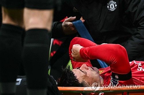 맨유가 3일(한국시간) 영국 맨체스터에 있는 올드 트래포드에서열린 크리스탈 팰리스와의 2024-2025시즌 프리미어리그 24라운드 원정 경기에서 0-2로 패했다. 핵심 센터백 리산드로 마르티네스가 눈물을 보이며 이탈했다. 연합뉴스