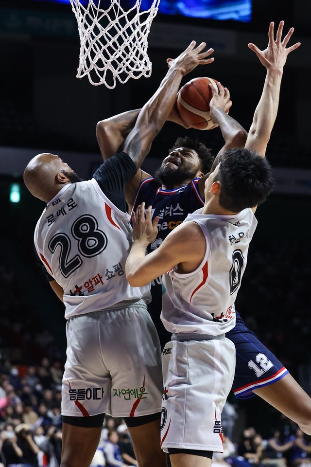 KCC 센터 스미스(가운데)는 본격적으로 출격 준비를 끝냈다. 6강 경쟁을 펼치고 있는 팀에 큰 보탬이 되려 한다. KBL