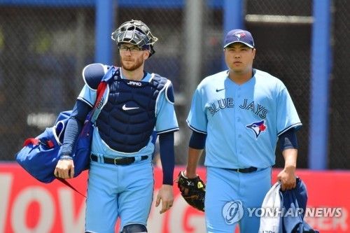 탬파베이 포수 잰슨(왼쪽)은 토론토 시절 류현진과 배터리 호흡을 맞췄다. 그는 보스턴을 거쳐 김하성과 한솥밥을 먹는다. 장타력을 갖춘 포수로 많은 관심을 받고 있다. 연합뉴스 AFP