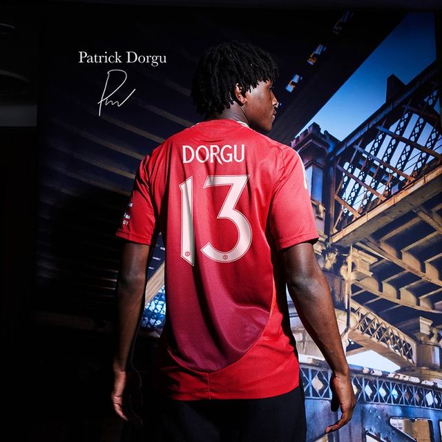 맨유가 지난 2일(한국시간) 공식 홈페이지를 통해 패트릭 도르구 영입을 발표했다. 계약 기간은 2030년 여름까지이며 1년 연장옵션도 포함돼 있다.&nbsp;맨유는 3년 만에 박지성의 등번호 13번을 새로운 영입생에게 부여했다. 맨유