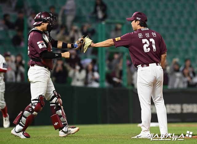 11일 오후 인천SSG랜더스필드에서 열린 '2024 신한 SOL뱅크 KBO 리그' 키움 히어로즈와 SSG 랜더스의 경기, 키움이 5:2로 승리하며 연패를 끊어냈다. 경기를 마친 키움 김재현, 문성현이 기뻐하고 있다. 엑스포츠뉴스 DB