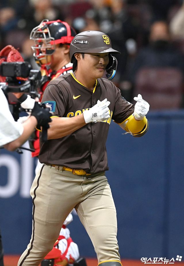 탬파베이 내야수 김하성은 비시즌 2년 2900만 달러 규모 계약을 체결하며 이적했다. 그는 뛰어난 수비력과 함께 팀에 부족한 공격력을 보강해주리라 많은 기대를 받고 있다. 엑스포츠뉴스 DB