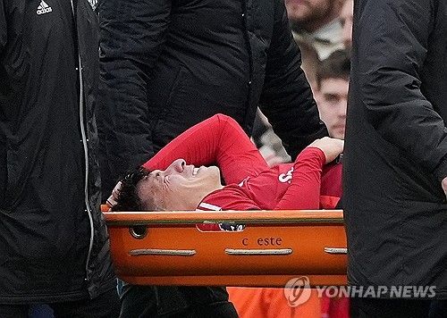 맨유가 3일(한국시간) 영국 맨체스터에 있는 올드 트래포드에서열린 크리스탈 팰리스와의 2024-2025시즌 프리미어리그 24라운드 원정 경기에서 0-2로 패했다. 핵심 센터백 리산드로 마르티네스가 눈물을 보이며 이탈했다. 연합뉴스