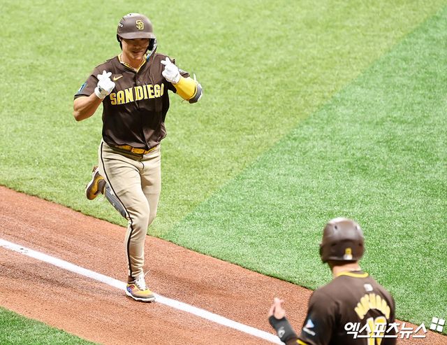 탬파베이 내야수 김하성(왼쪽)은 비시즌 2년 2900만 달러 규모 계약을 체결하며 이적했다. 그는 뛰어난 수비력과 함께 팀에 부족한 공격력을 보강해주리라 많은 기대를 받고 있다. 엑스포츠뉴스 DB