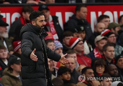 맨유가 3일(한국시간) 영국 맨체스터에 있는 올드 트래포드에서열린 크리스탈 팰리스와의 2024-2025시즌 프리미어리그 24라운드 원정 경기에서 0-2로 패했다. 핵심 센터백 리산드로 마르티네스가 눈물을 보이며 이탈했다. 연합뉴스