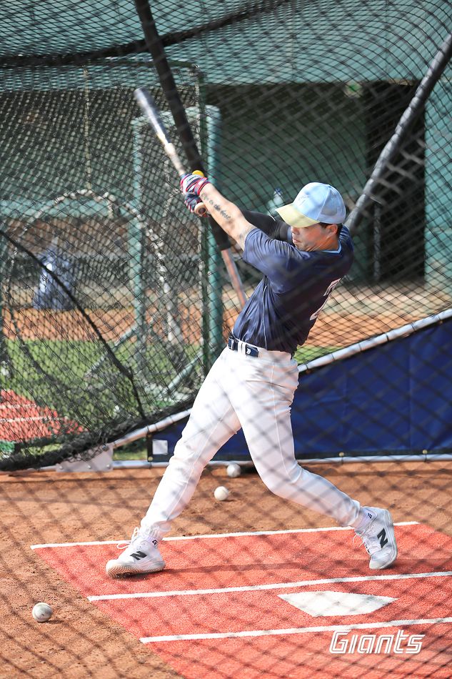 롯데 자이언츠 내야수 고승민이 대만 타이난의 아시아 태평양 국제야구센터에서 진행 중인 1차 스프링캠프에서 타격 훈련 중인 모습. 사진 엑스포츠뉴스