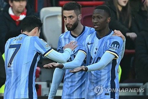 안지 포스테코글루 감독이 이끄는 토트넘 홋스퍼가 3일(한국시간) 영국 브렌트포드에 있는 지테크 커뮤니티 스타디움에서 열린 브렌트포드와의 2024-2025시즌 프리미어리그 24라운드 원정 경기에서 2-0으로 승리했다.토트넘 홋스퍼의 4연패를 끊은 주장 손흥민이 이제는 선수단과 팬들에게 트로피 도전을 선언했다.&nbsp;연합뉴스