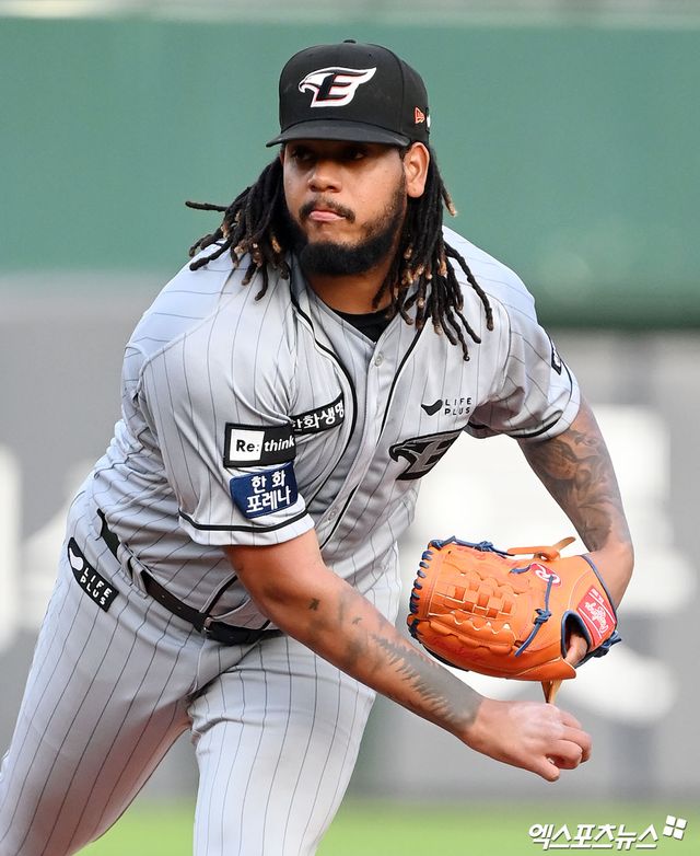 15일 오후 부산 동래구 사직야구장 열린 ’2023 신한은행 SOL KBO리그’ 한화 이글스와 롯데 자이언츠의 경기, 1회말 한화 선발투수 페냐가 공을 힘차게 던지고 있다. 엑스포츠뉴스DB