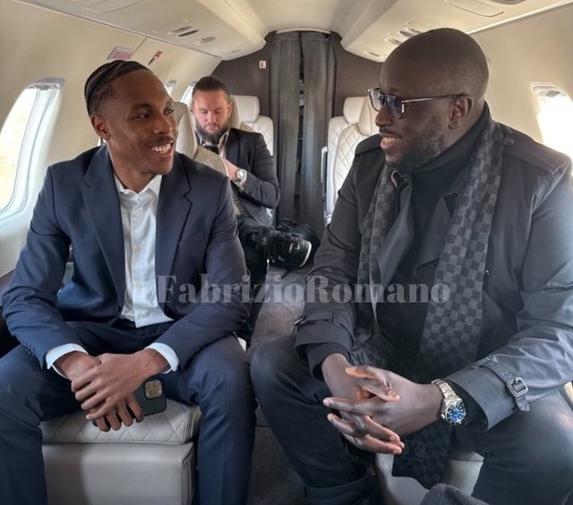 글로벌 매체 디 애슬레틱은 3일(한국시간) 토트넘 홋스퍼는 바이에른 뮌헨 공격수 마티스 텔과 임대 계약을 체결할 예정이라고 보도했다. 2005년생 프랑스 공격수 텔은 최근까지 토트넘 이적을 원하지 않았지만 토트넘 사령탑 안지 포스테코글루 감독의 전화 설득에 마음을 바꿔 토트넘으로 이적하기로 결정한 것으로 알려졌다. 로마노 SNS