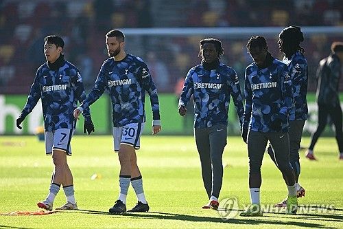 안지 포스테코글루 감독이 이끄는 토트넘 홋스퍼가 3일(한국시간) 영국 브렌트포드에 있는 지테크 커뮤니티 스타디움에서 열린 브렌트포드와의 2024-2025시즌 프리미어리그 24라운드 원정 경기에서 2-0으로 승리했다.토트넘 홋스퍼의 4연패를 끊은 주장 손흥민이 이제는 선수단과 팬들에게 트로피 도전을 선언했다.&nbsp;연합뉴스