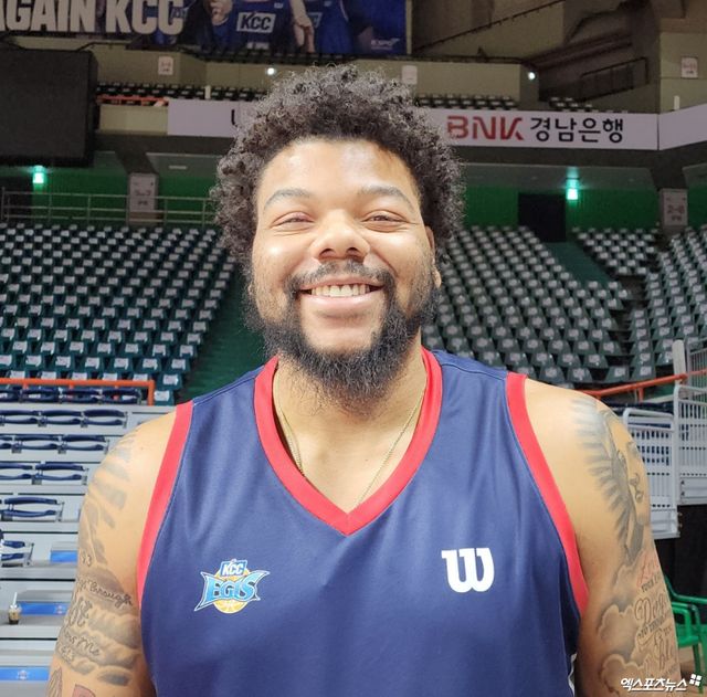 KCC 센터 스미스는 본격적으로 출격 준비를 끝냈다. 6강 경쟁을 펼치고 있는 팀에 큰 보탬이 되려 한다. 사직, 박정현 기자