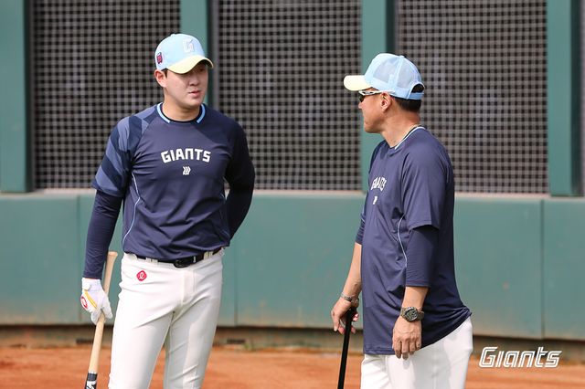 롯데 자이언츠 내야수 나승엽(왼쪽)이 대만 타이난의 아시아 태평양 국제야구센터에서 진행 중인 1차 스프링캠프에서 조원우 수석코치와 대화 중인 모습. 사진 롯데 자이언츠