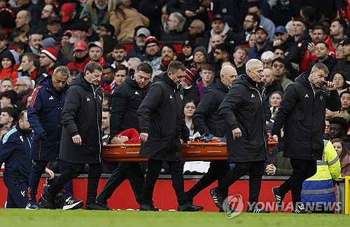 맨유가 3일(한국시간) 영국 맨체스터에 있는 올드 트래포드에서열린 크리스탈 팰리스와의 2024-2025시즌 프리미어리그 24라운드 원정 경기에서 0-2로 패했다. 핵심 센터백 리산드로 마르티네스가 눈물을 보이며 이탈했다. 연합뉴스