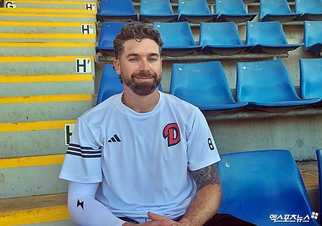 두산 베어스 새 외국인 타자 제이크 케이브가 4일 호주 시드니 블랙타운 야구장에서 취재진과 인터뷰하고 있다. 시드니 블랙타운, 김근한 기자