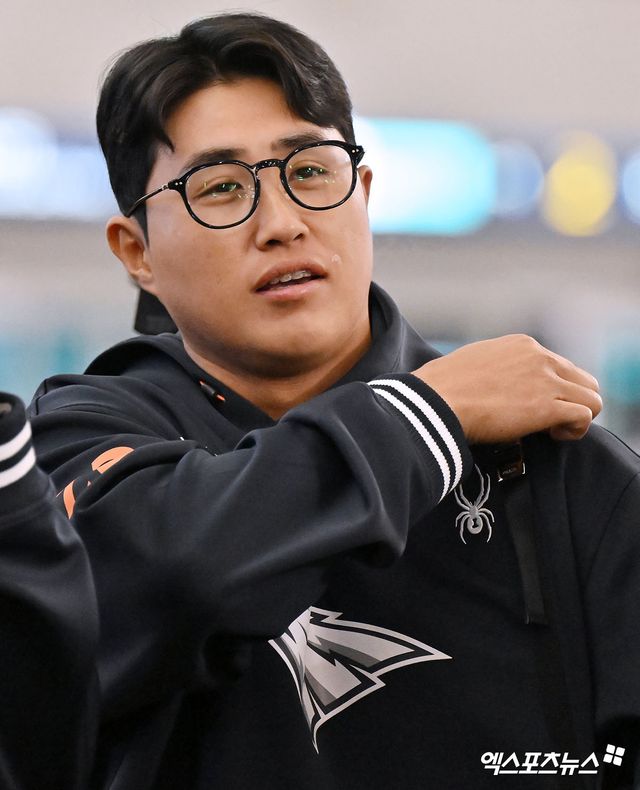 한화 이글스 선수단이 스프링캠프 참가를 위해 22일 오전 인천국제공항을 통해 호주 멜버른으로 출국했다. 한화 채은성이 출국 수속을 밟고 있다. 엑스포츠뉴스DB