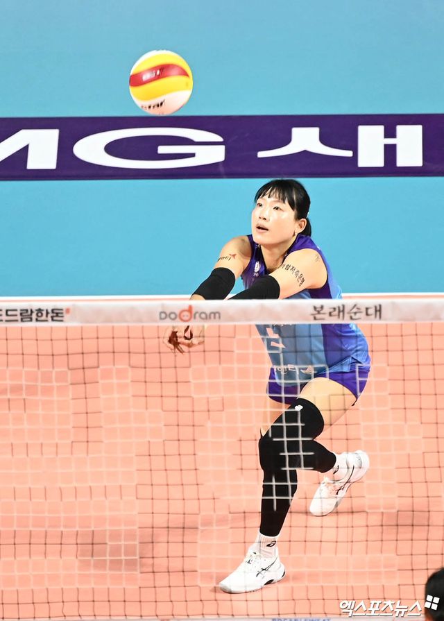 여자프로배구 리베로 김해란이 V리그 정규리그 경기에서 수비하고 있다. 엑스포츠뉴스 DB