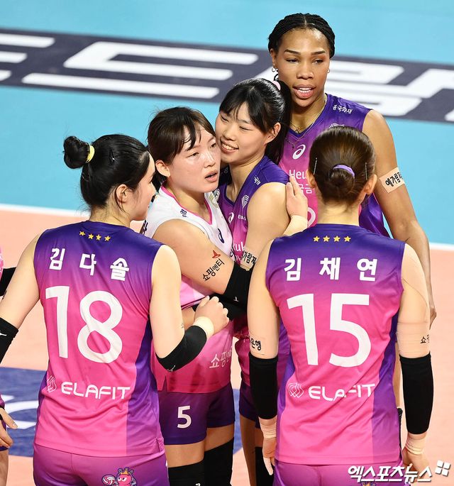 여자프로배구 리베로 김해란이 V리그 정규리그 경기에서 팀이 득점을 올리자 동료들과 함께 세리머니하고 있다. 엑스포츠뉴스 DB