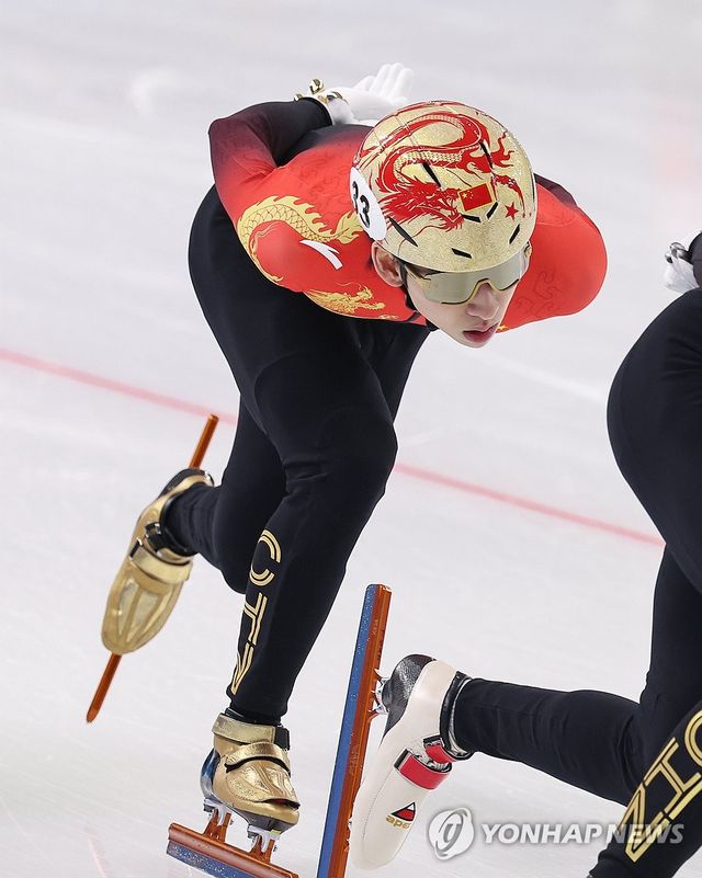 중국 쇼트트랙 대표팀 린샤오쥔이 지난 3일 2025 하얼빈 동계 아시안게임이 열리는 중국 하얼빈 헤이룽장 빙상훈련센터 다목적홀에서 ​훈련에 임하고 있다. 연합뉴스