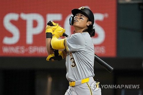 미국 메이저리그 피츠버그 파이리츠 배지환이 지난해 정규시즌 경기에 출전해 타격하고 있다. AP/연합뉴스