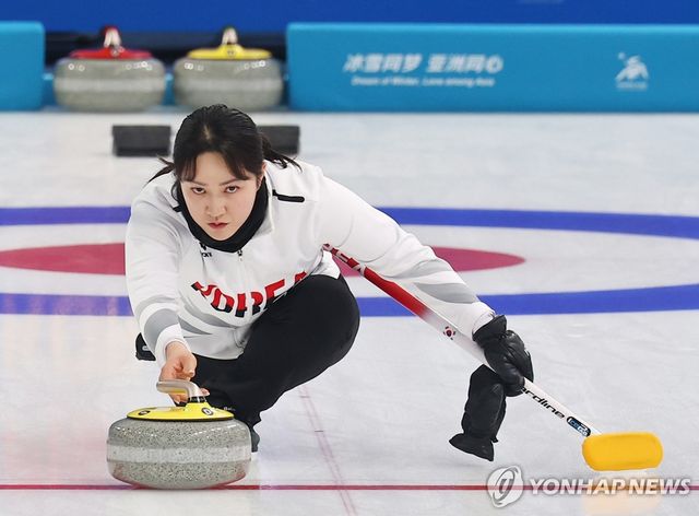 김경애가 4일 중국 하얼빈에서 열린 2025 하얼빈 동계아시안게임 컬링 믹스더블 필리핀전에서 투구하고 있다. 연합뉴스