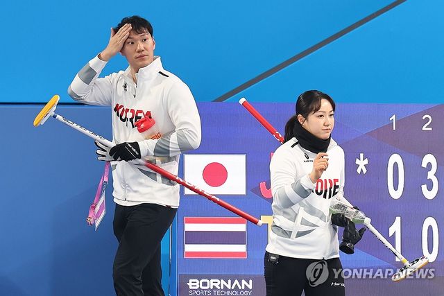 왼쪽부터 성지훈과 김경애. 4일 중국 하얼빈에서 열린 2025 하얼빈 동계아시안게임 컬링 믹스더블 필리핀전을 마치고 숨을 고르고 있다. 연합뉴스