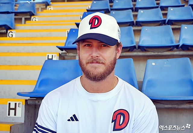 두산 베어스 새 외국인 투수 콜 어빈이 4일 호주 시드니 블랙타운 야구장에서 취재진과 인터뷰에 응하고 있다. 블랙타운, 김근한 기자