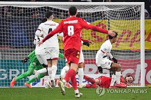파리 생제르맹(PSG)은 5일(한국시간) 프랑스 르망에 위치한 스타드 마리-마빙트에서 열린 르망 FC와의 2024-25시즌 쿠프 드 프랑스 16강에서 2-0 승리를 거뒀다. 이날 승리로 대회 2연패를 노리는 PSG는 8강 진출에 성공했다. 이강인은 르망전에서 선발로 나와 90분 풀타임을 소화했다. 비록 공격포인트를 올리지 못했지만 패스 성공률 95%를 기록하면서 PSG의 공격 전개를 이끌었다. 연합뉴스