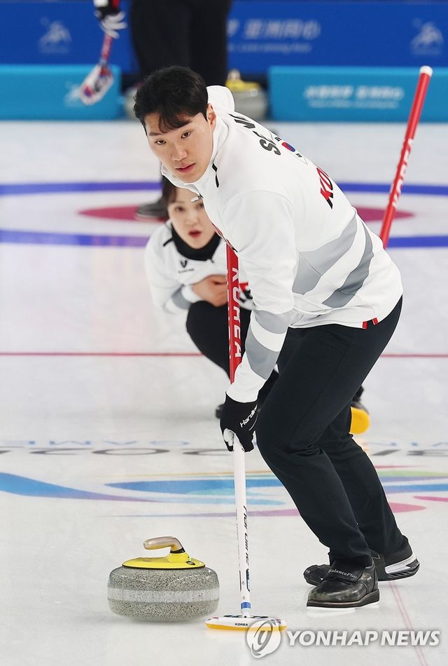 성지훈이 4일 중국 하얼빈에서 열린 2025 하얼빈 동계아시안게임 컬링 믹스더블 필리핀전에서 경기에 임하고 있다. 연합뉴스