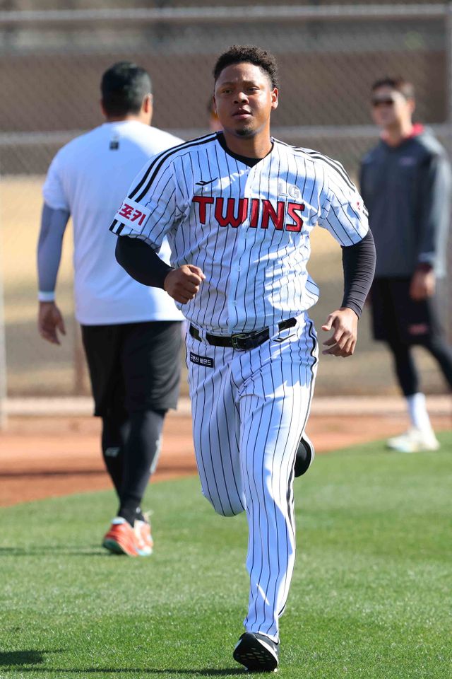 LG 투수 에르난데스는 지난 시즌 중반 켈리의 대체 외국인 선수로 입단해 짧은 기간 강렬한 임팩트를 남겼다. 목표했던 우승을 올해는 꼭 이루고자 힘찬 각오를 밝혔다. LG 트윈스