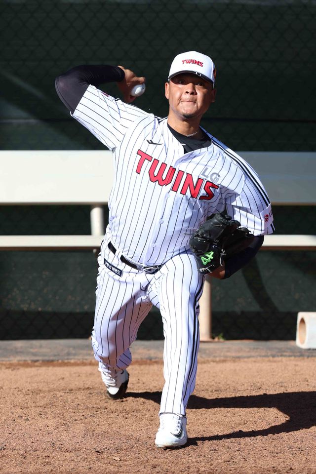 LG 투수 에르난데스는 지난 시즌 중반 켈리의 대체 외국인 선수로 입단해 짧은 기간 강렬한 임팩트를 남겼다. 목표했던 우승을 올해는 꼭 이루고자 힘찬 각오를 밝혔다. LG 트윈스