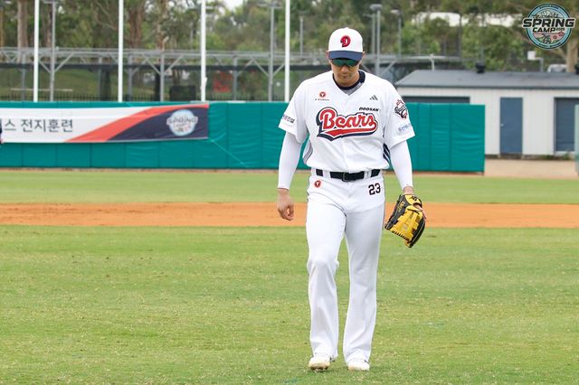 두산 베어스 내야수 강승호가 2025시즌 3루수 전향을 확정했다. 강승호는 캠프 시작부터 3루수 자리에서 조성환 코치와 함께 수비 연습을 집중하고 있다. 두산 베어스