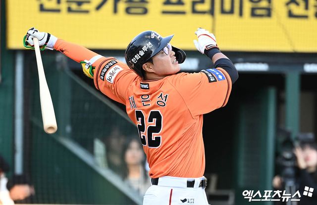  29일 오후 대전한화생명이글스파크에서 열린 '2024 신한 SOL Bank KBO리그' NC 다이노스와 한화 이글스의 경기, 1회말 1사 만루 한화 채은성이 1타점 희생 플라이를 때려내고 있다. 엑스포츠뉴스DB