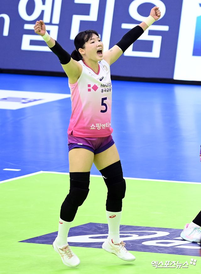 여자프로배구 리베로 김해란이 V리그 정규리그 경기에서 팀이 득점을 올리자 기뻐하고 있다. 엑스포츠뉴스 DB