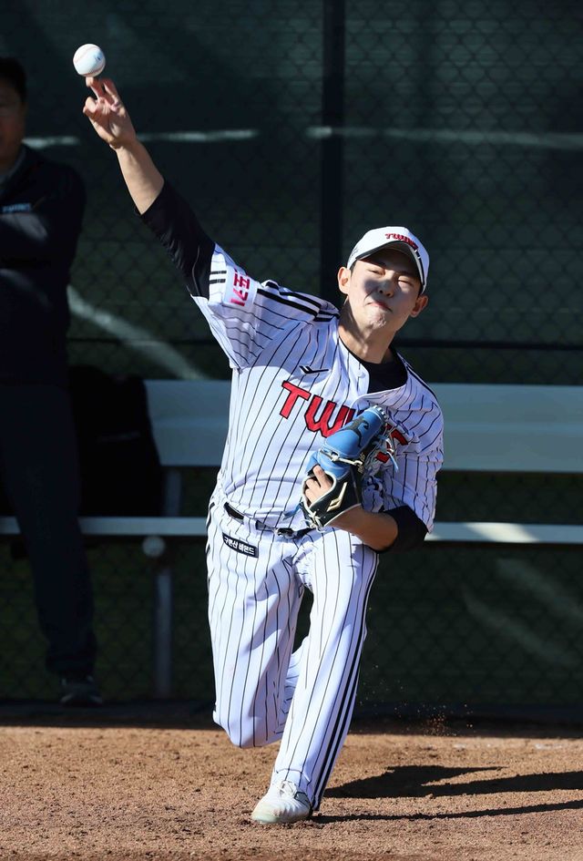 LG 투수 김영우는 최고 시속 156㎞까지 나오는 강속구 투수다. 스프링캠프 기간 선배들과 함께 한 단계 더 발전하리라 힘찬 각오를 밝혔다. LG 트윈스