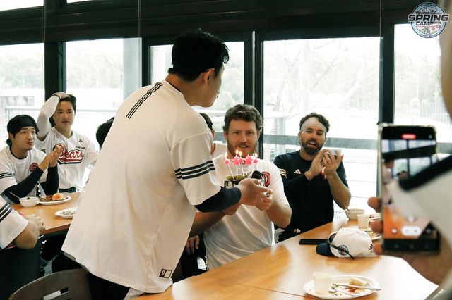 두산 베어스 새 외국인 투수 콜 어빈이 스프링캠프에서 맞이한 자신의 생일을 축하받고 있다. 두산 베어스