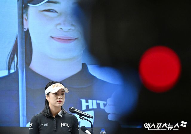 LPGA 진출을 선언한 윤이나 프로 기자간담회가 26일 오전 서울 여의도 CCMM빌딩에서 진행됐다. 이날 기자간담회에 참석한 윤이나가 취재진의 질문에 답하고 있다. 엑스포츠뉴스DB