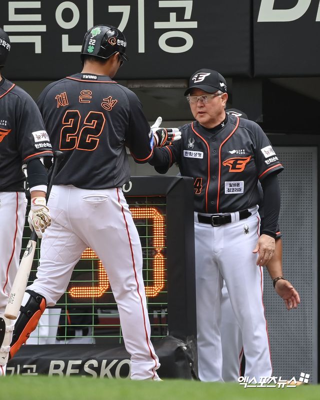 23일 오후 광주기아챔피언스필드에서 열린 '2024 신한 SOL Bank KBO리그' 한화 이글스와 KIA 타이거즈의 더블헤더 1차전 경기, 3회초 1사 1,2루 한화 채은성이 스리런 홈런을 날린 후 김경문 감독과 하이파이브를 하고 있다. 엑스포츠뉴스DB