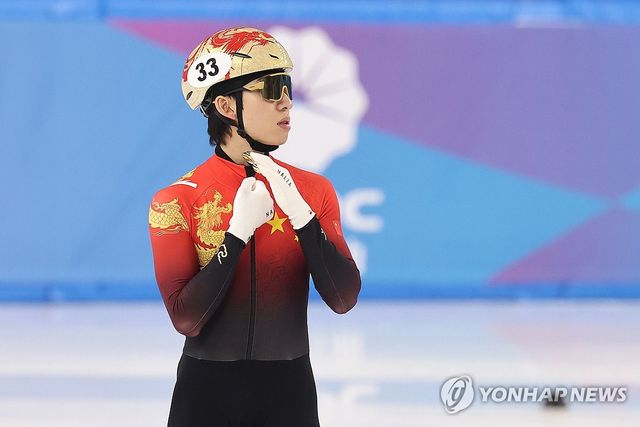 중국 쇼트트랙 대표팀 린샤오쥔이 지난 3일 2025 하얼빈 동계 아시안게임이 열리는 중국 하얼빈 헤이룽장 빙상훈련센터 다목적홀에서 ​훈련에 임하고 있다. 연합뉴스