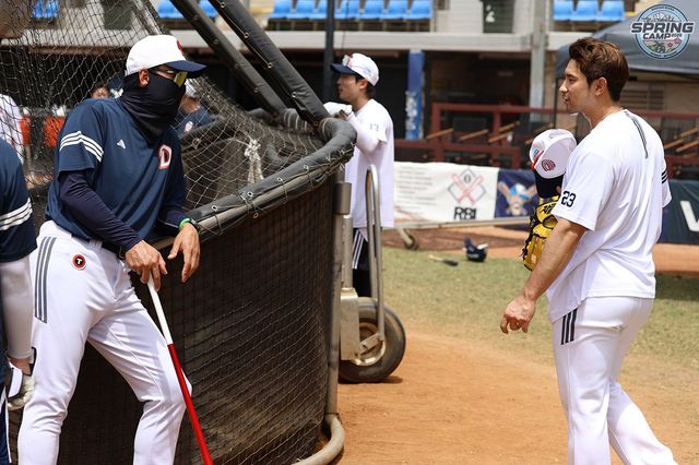 두산 베어스 내야수 강승호가 2025시즌 3루수 전향을 확정했다. 강승호는 캠프 시작부터 3루수 자리에서 조성환 코치와 함께 수비 연습을 집중하고 있다. 두산 베어스