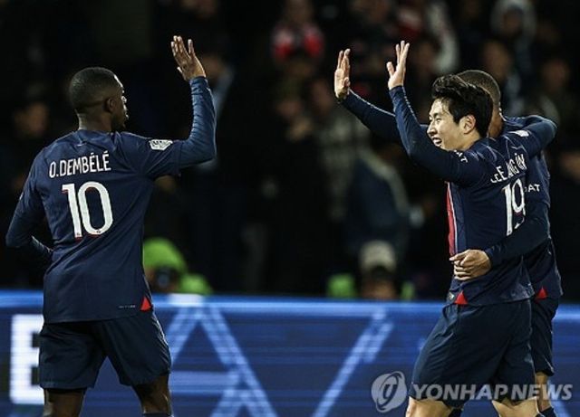 파리 생제르맹(PSG)은 5일(한국시간) 프랑스 르망에 위치한 스타드 마리-마빙트에서 열린 르망 FC와의 2024-25시즌 쿠프 드 프랑스 16강에서 2-0 승리를 거뒀다. 이날 승리로 대회 2연패를 노리는 PSG는 8강 진출에 성공했다. 이강인은 르망전에서 선발로 나와 90분 풀타임을 소화했다. 비록 공격포인트를 올리지 못했지만 패스 성공률 95%를 기록하면서 PSG의 공격 전개를 이끌었다. 연합뉴스